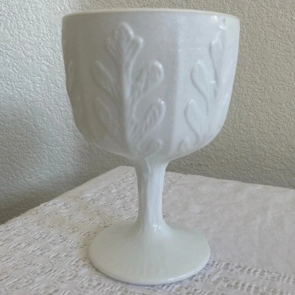 Vintage white milk glass chalice goblet oak leaf pattern - Picture 4 of 4